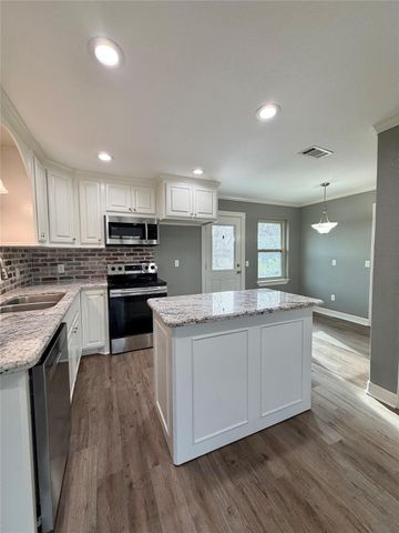 104 Mimosa Street, Lake Jackson, TX 77566