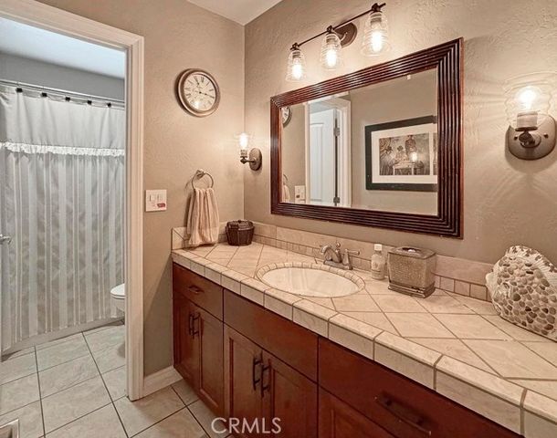 10700 Meadow Glen Way, Escondido, CA 92026