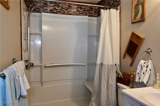 1511 Lake Front Drive, Salem, OH 44460