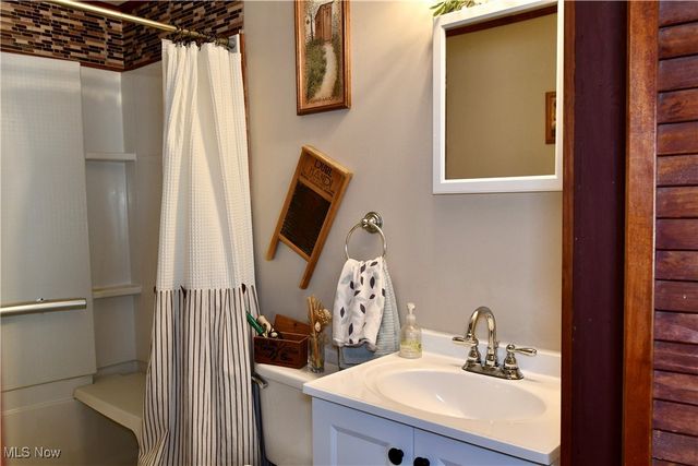 1511 Lake Front Drive, Salem, OH 44460