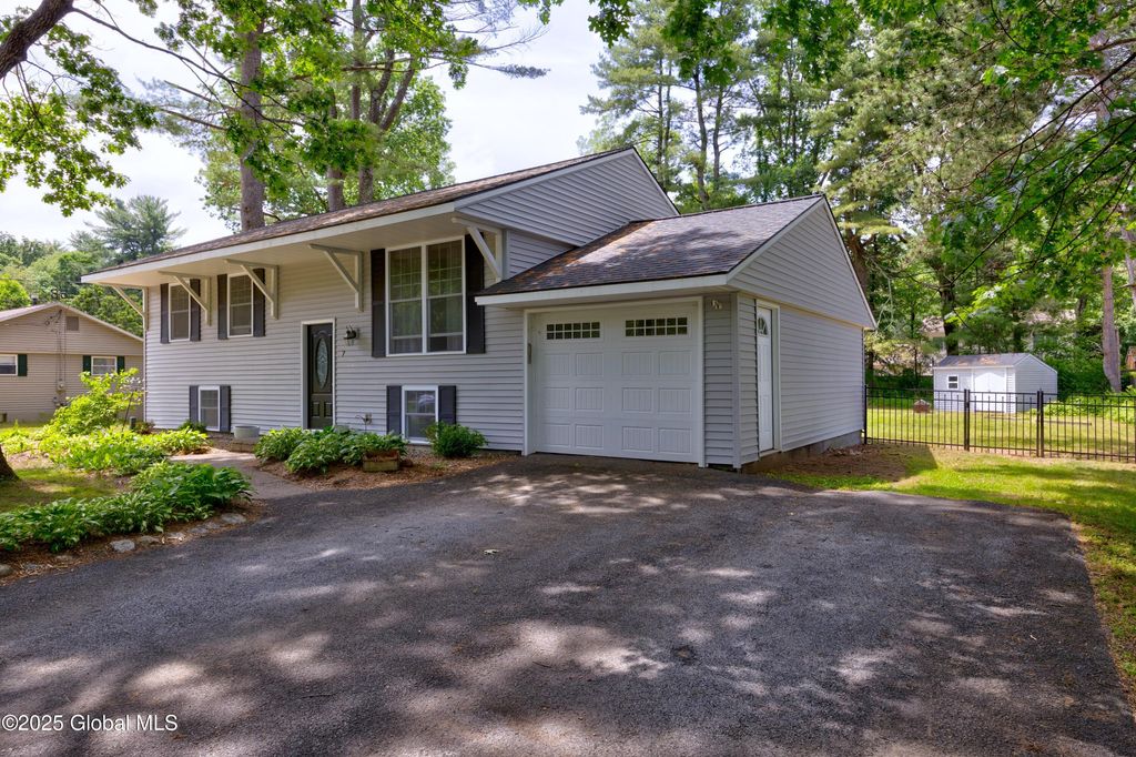 7 Hathorn Blvd Boulevard, Saratoga Springs, NY 12866