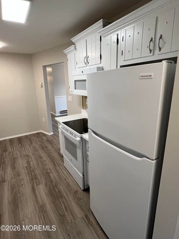 142 Cross Slope Court E, Manalapan, NJ 07726