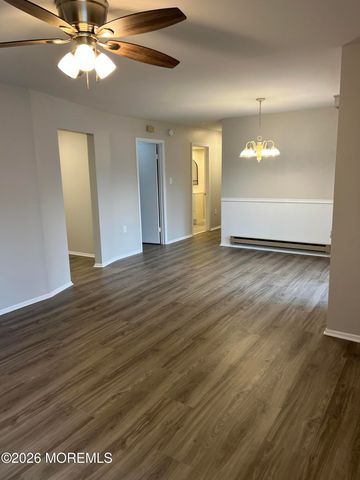 142 Cross Slope Court E, Manalapan, NJ 07726