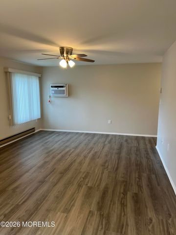 142 Cross Slope Court E, Manalapan, NJ 07726