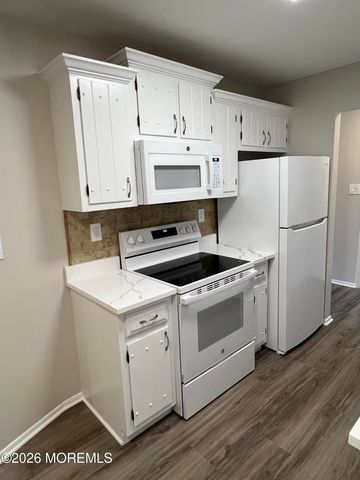 142 Cross Slope Court E, Manalapan, NJ 07726
