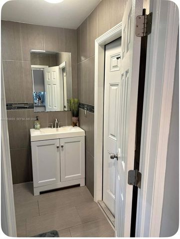 1432 NE 5th Ave 4, Fort Lauderdale, FL 33304