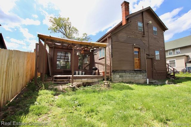 105 S Pine Street, Fenton, MI 48430