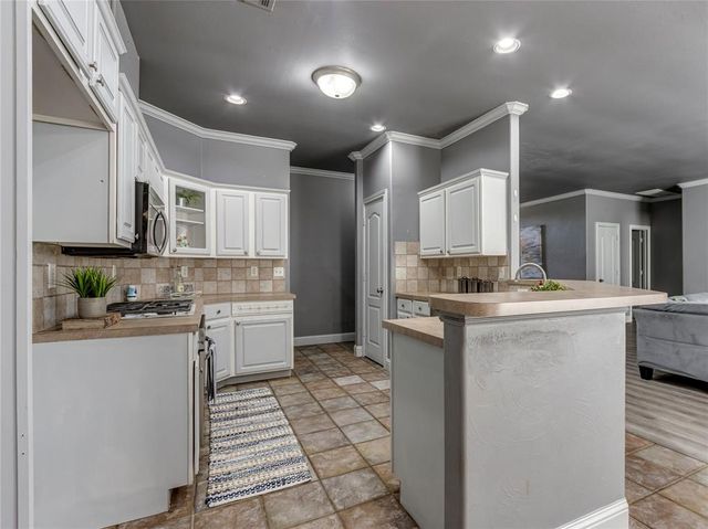 1980 Leslie Beachler Lane, Midwest City, OK 73130