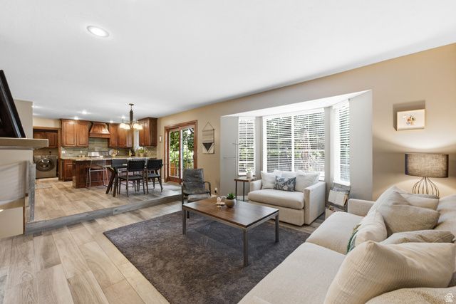 2073 E VILLAGE POINT WAY, Sandy, UT 84093