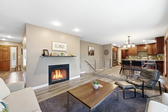 2073 E VILLAGE POINT WAY, Sandy, UT 84093
