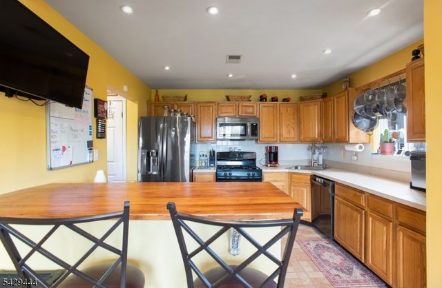 89 Vaughan Dr 89, Newark City, NJ 07103