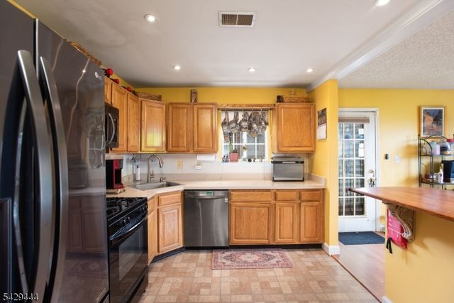 89 Vaughan Dr 89, Newark City, NJ 07103