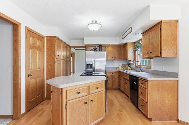 455 High Point Curve S, Maplewood, MN 55119