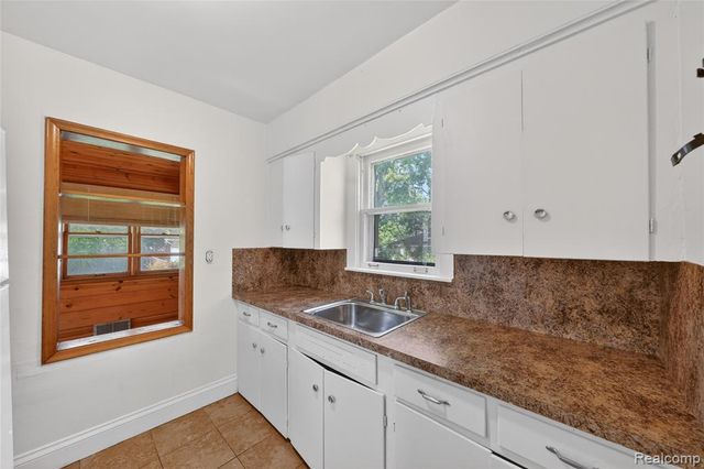 29 W New York Avenue, Pontiac, MI 48340