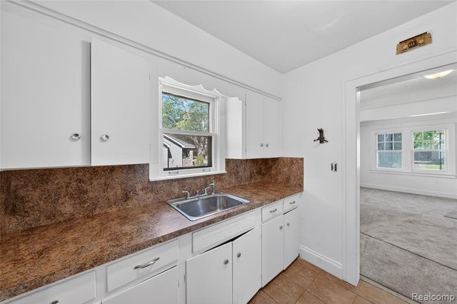 29 W New York Avenue, Pontiac, MI 48340