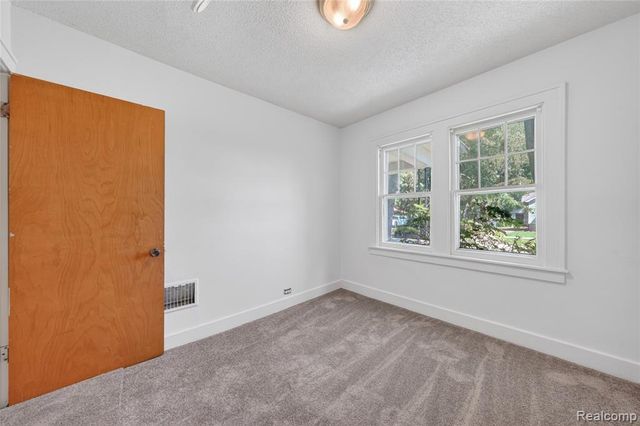 29 W New York Avenue, Pontiac, MI 48340