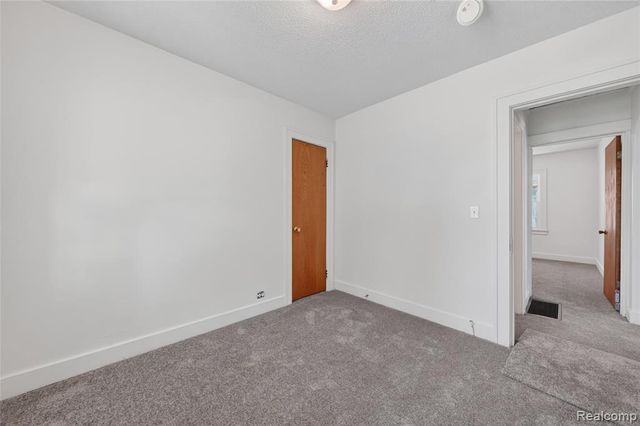 29 W New York Avenue, Pontiac, MI 48340