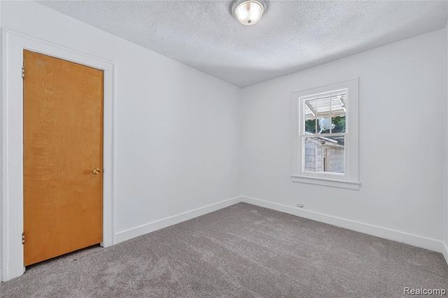 29 W New York Avenue, Pontiac, MI 48340