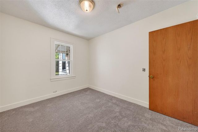 29 W New York Avenue, Pontiac, MI 48340