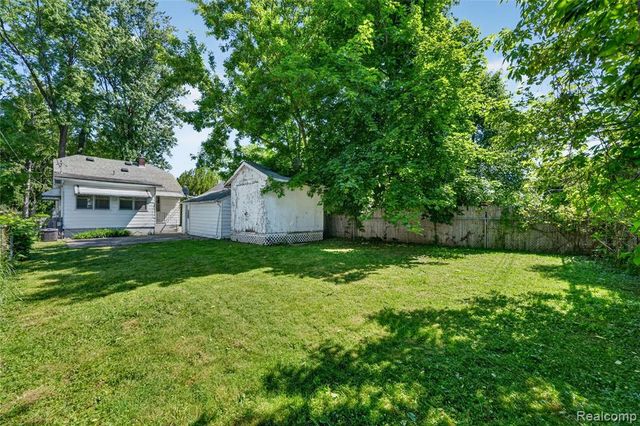 29 W New York Avenue, Pontiac, MI 48340