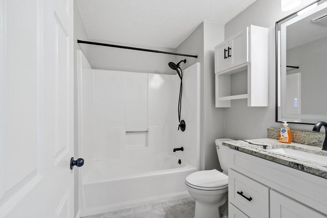 39 Madonna Circle 39, Lowell, MA 01854