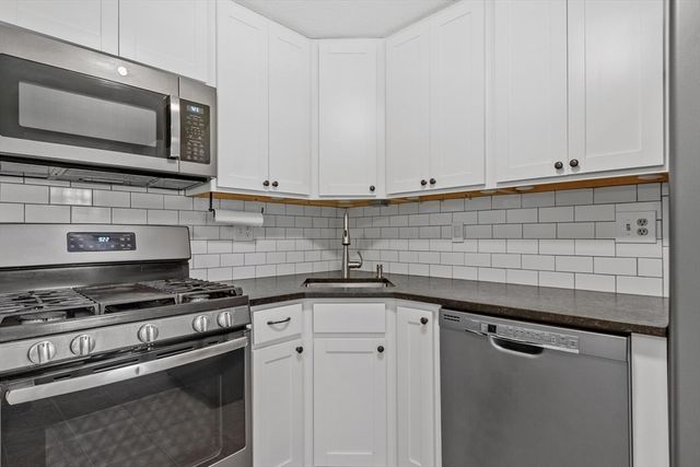 39 Madonna Circle 39, Lowell, MA 01854