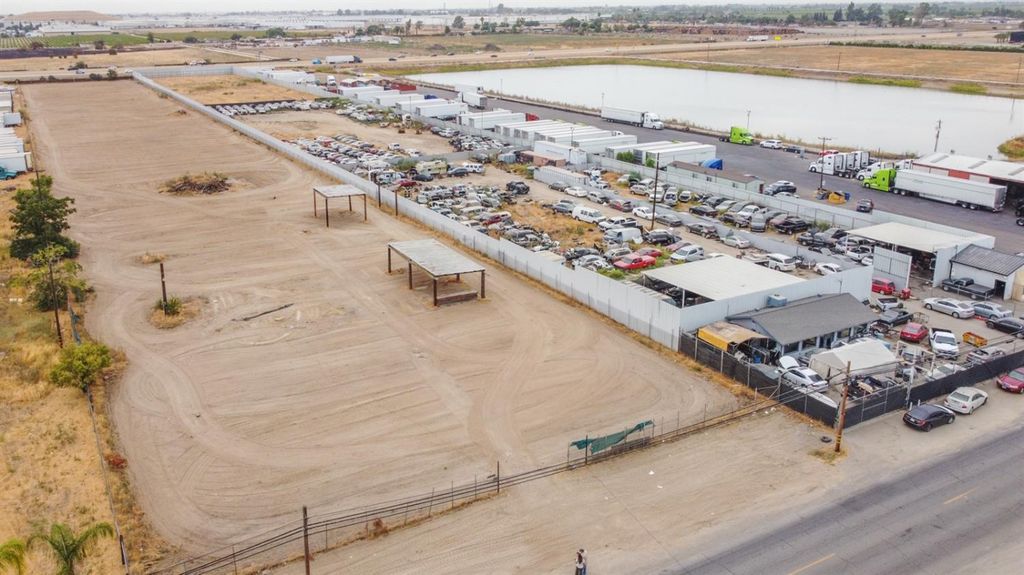 Image 3 of property listing at 3232 S Elm Avenue, Fresno, CA 93706