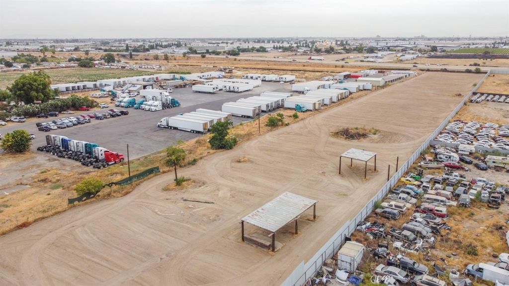 Image 5 of property listing at 3232 S Elm Avenue, Fresno, CA 93706