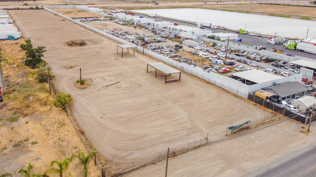 Image 6 of property listing at 3232 S Elm Avenue, Fresno, CA 93706