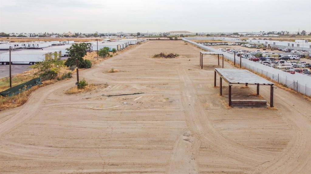 Image 8 of property listing at 3232 S Elm Avenue, Fresno, CA 93706