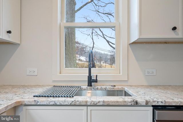 12 LONGVIEW RD, Malvern, PA 19355