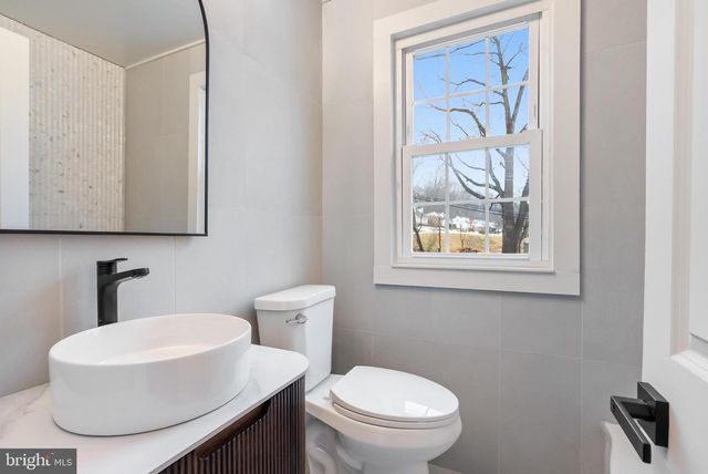 12 LONGVIEW RD, Malvern, PA 19355