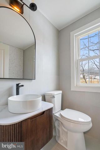 12 LONGVIEW RD, Malvern, PA 19355