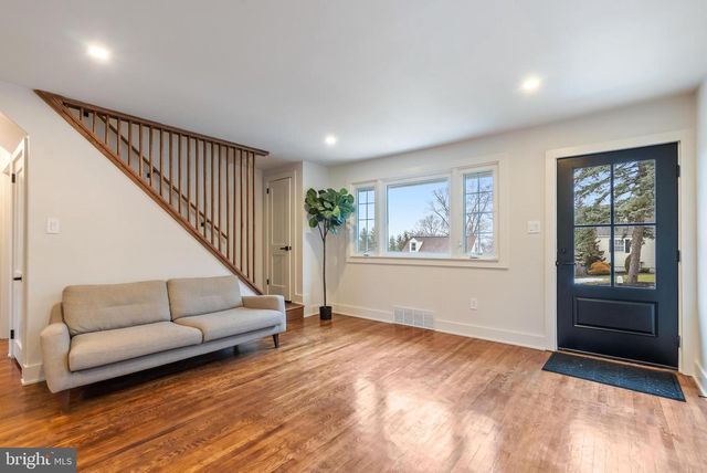 12 LONGVIEW RD, Malvern, PA 19355