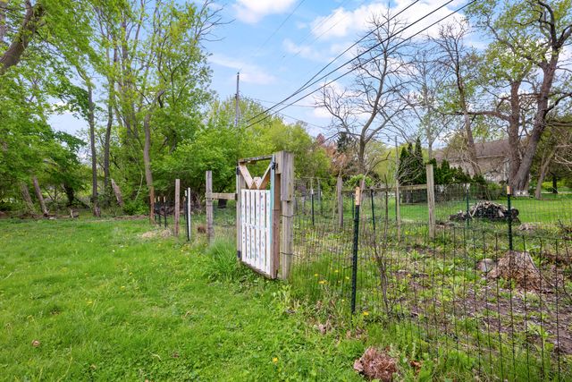 950 Gallaland Avenue, Rochester Hills, MI 48307