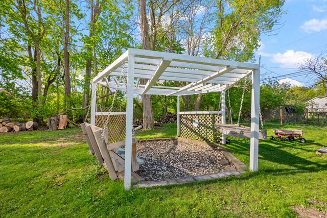 950 Gallaland Avenue, Rochester Hills, MI 48307