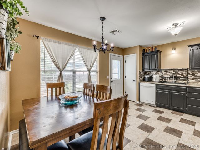 308 N Bristow Avenue, Coweta, OK 74429