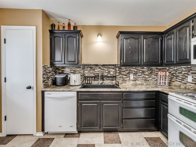 308 N Bristow Avenue, Coweta, OK 74429