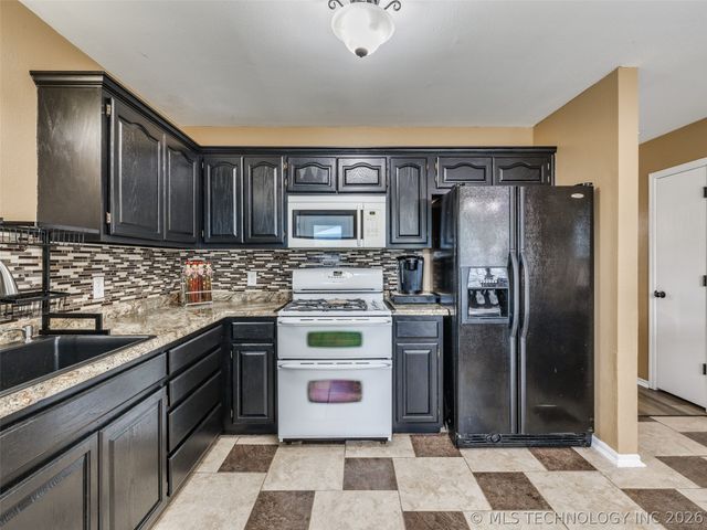 308 N Bristow Avenue, Coweta, OK 74429