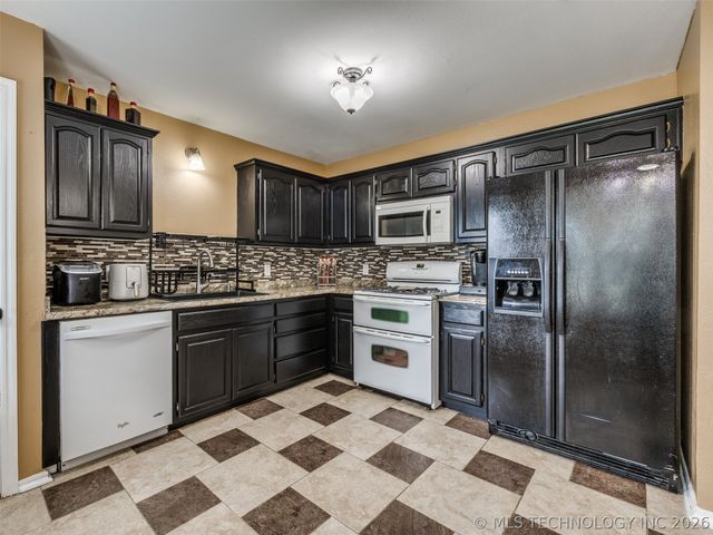 308 N Bristow Avenue, Coweta, OK 74429