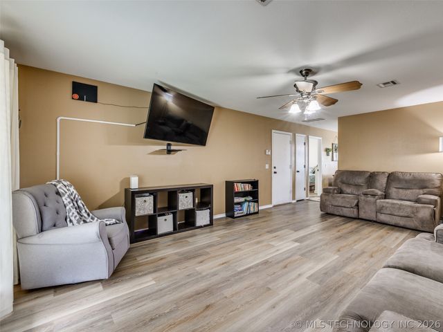 308 N Bristow Avenue, Coweta, OK 74429