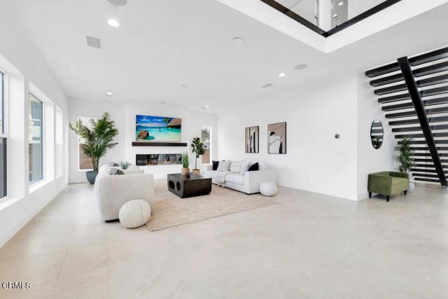 11944 N Red Hawk Lane, Porter Ranch, CA 91326