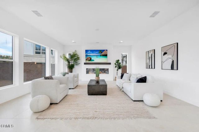 11944 N Red Hawk Lane, Porter Ranch, CA 91326