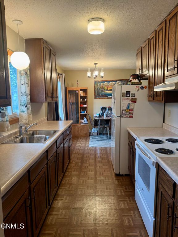 1007 Blackstone Lane, Beulah, ND 58523 photo 2