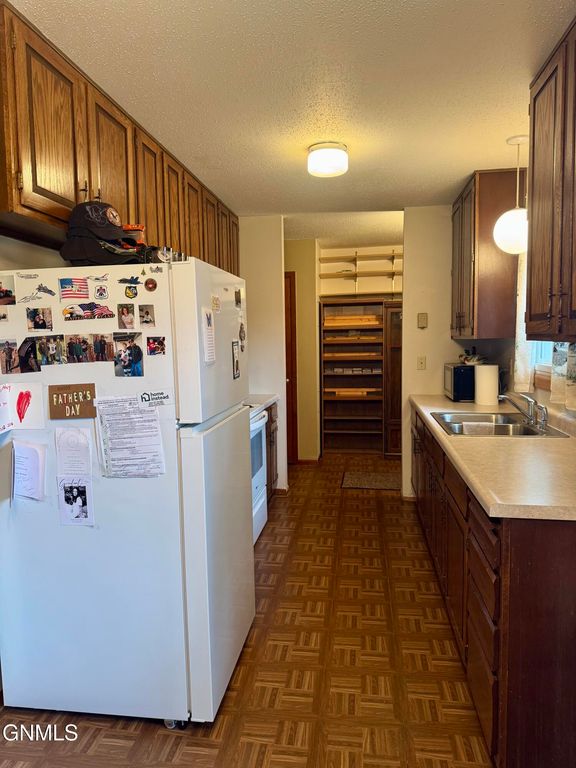 1007 Blackstone Lane, Beulah, ND 58523 photo 4