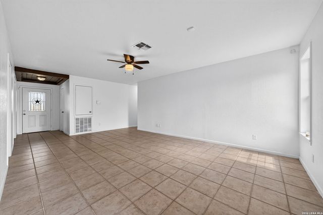 5431 STATE HIGHWAY 173 N, Devine, TX 78016