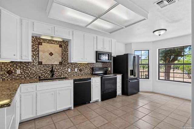 5431 STATE HIGHWAY 173 N, Devine, TX 78016