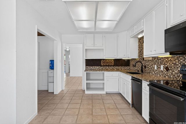 5431 STATE HIGHWAY 173 N, Devine, TX 78016