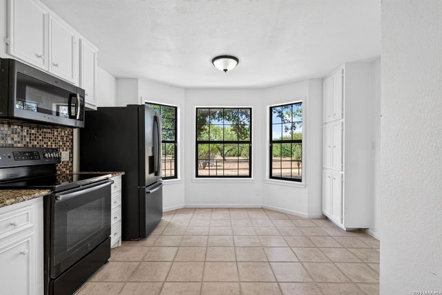 5431 STATE HIGHWAY 173 N, Devine, TX 78016