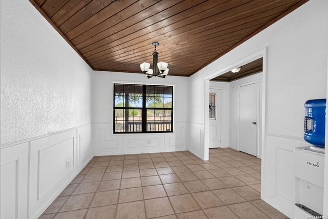 5431 STATE HIGHWAY 173 N, Devine, TX 78016